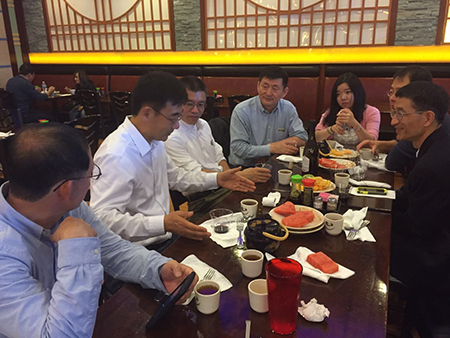 汪俊博士（左4）、刘雯颖博士（左5）、李才博士（左1）、蔡天权博士（左3）和沈东明博士（右1）、李德润博士（右2）一同聆听孙勇奎（左2）院士规划创新梦想