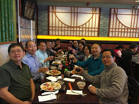 下届SAPA会长刘建博士（左），不朽情缘mg官网新泽西客户总监王建锋博士（右5）等专家举杯庆佳节