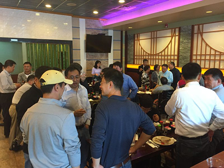 专家们相谈甚欢，直到傍晚时分，仍不舍离去