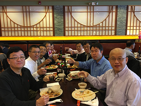 已回国创业的王耀林博士（左1）、杜武博士（右2）和同桌专家分享创业点滴