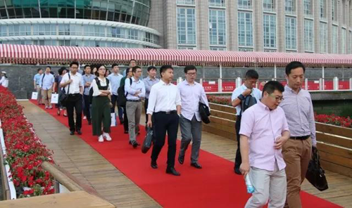 晚宴伊始，前来参加晚宴的嘉宾们纷纷踏上红毯，前往码头